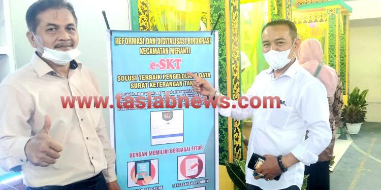 foto/teks: edi surya
Camat Meranti, Sugeng Surya (kiri) perkenalkan aplikasi e-SKT, untuk mempermudah masyarakat mengurus surat keterangan tanah secara elektronik.