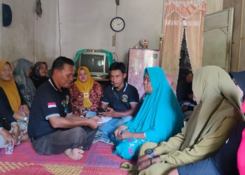 Ketua Yayasan Insani Jaya Madani Agus Priono saat menyerahkan bantuan kepada orang tua Bayu Prayogi.
