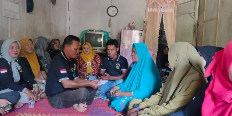 Ketua Yayasan Insani Jaya Madani Agus Priono saat menyerahkan bantuan kepada orang tua Bayu Prayogi.