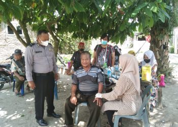 Kapolsub Sektor Meranti bersama Kapus Gelar Vaksinasi