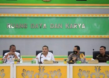 Sekdakab Labuhanbatu Ir Yusuf Siagian (dua kiri) saat membuka rapat.