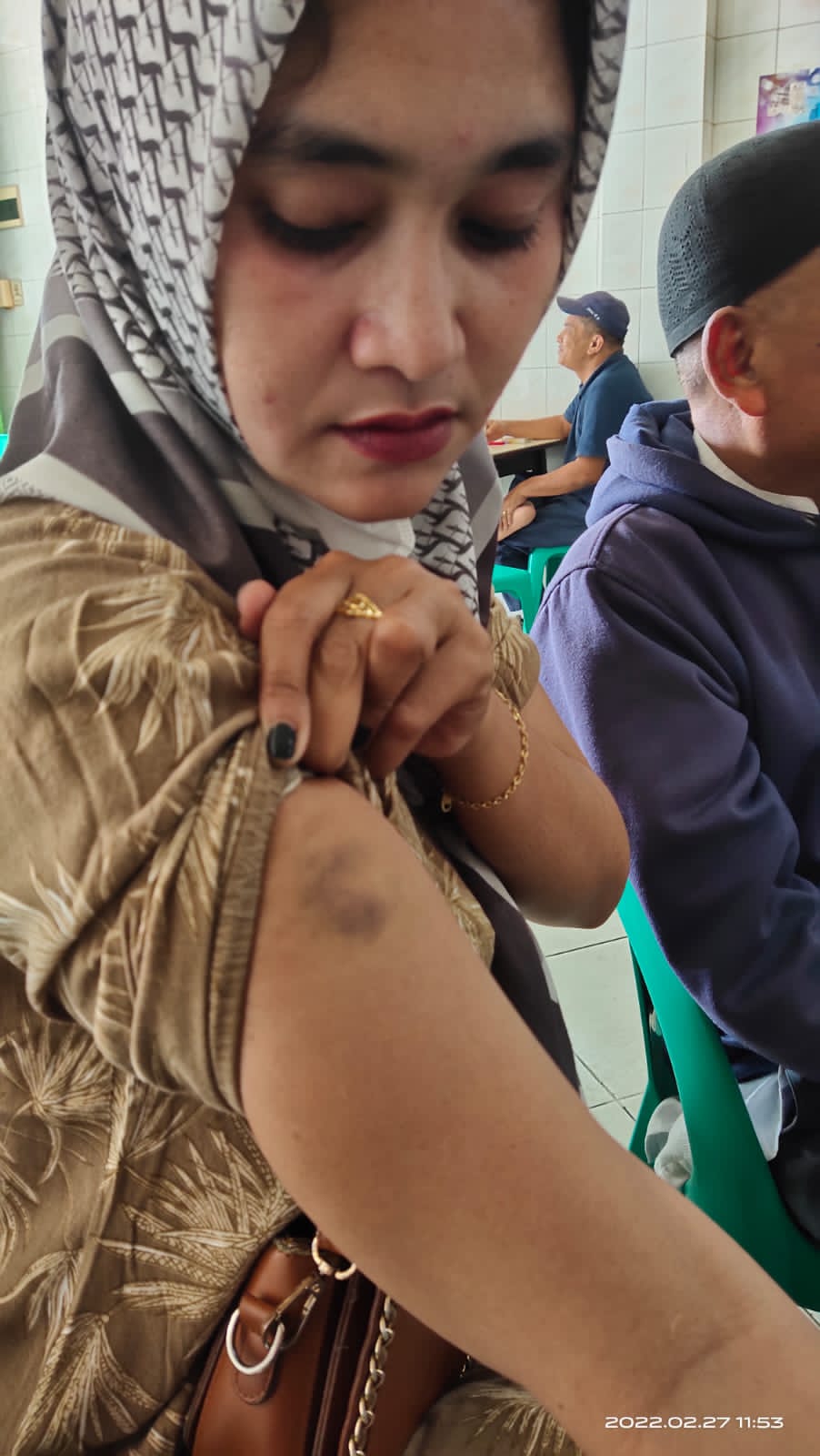 TASLABNEWS, ASAHAN-Seorang wanita berinisial HS (39) ngaku dianiaya oleh salah-seorang oknum ketua Partai di Kabupaten Asahan. Kasus ini dilaporkan ke Polres Asahan. Kuasa Hukum HS yakni Syaipul Puad SH MH kepada TASLABNEWS mengatakan, klien nya telah dianiaya di dalam ruangan oknum ketua partai di Asahan, Jumat (25/02/22) sekira pukul 17:30 wib. Syaiful mengatakan, atas perbuatannya, terduga pelaku dapat disangkakan telah melakukan perbuatan melawan hukum dengan dijerat pasal berlapis yakni Pasal 351 KUHPidana melakukan penganiayaan dengan ancaman kurungan maksimal 2 tahun, 8 bulan. Dan atau Pasal 406 KUHPidana melakukan penghancuran, merusakkan dengan ancaman kurungan maksimal 2 tahun, 8 bulan, serta pelanggaran terhadap Undang – Undang Perlindungan Perempuan yakni melakukan kekerasan terhadap perempuan. "Sepatutnya Polisi segera melakukan upaya penahanan terhadap terduga pelaku MAS dengan mengacu pada pasal – pasal yang dimaksud di atas dan juga demi menghindari hal – hal dan resiko yang membahayakan terhadap Klien kami ini,“ tegasnya. Saat hal ini coba dikonfirmasi ke oknum ketua partai tersebut di kantor DPD partai perindro mutiara kecamatan kisaran timur kabupaten Asahan sumatera utara kamis 10/03/2022 jam 13.30 wib tak namapak satu pun orang bahkan kantor terlihat macam terkunci rapat.