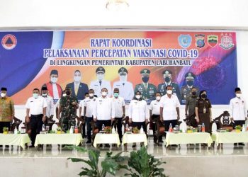 Bupati Labuhanbatu H Erik Adtrada Ritonga dan Wakil Bupati Labuhanbatu Hj.Ellya Rosa Siregar saat membuka acara tersebut.