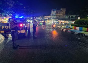 Ingatkan Warga Patuhi Prokes, Sat Samapta Polres Tanjungbalai Gelar Patroli Blue Light