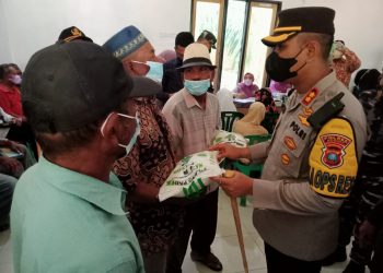 Kapolres dan Bupati Asahan Beri Hadiah Beras Serta Kain Sarung untuk Lansia yang Ikut Vaksinasi Presisi