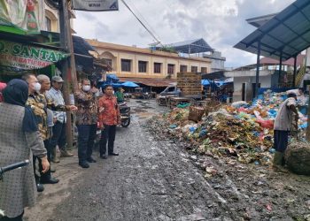 Bupati Labuhanbatu H Erik Adtrada Ritonga saat melihat sampah menggunung di Pasar Gelugur Rantauprapat.