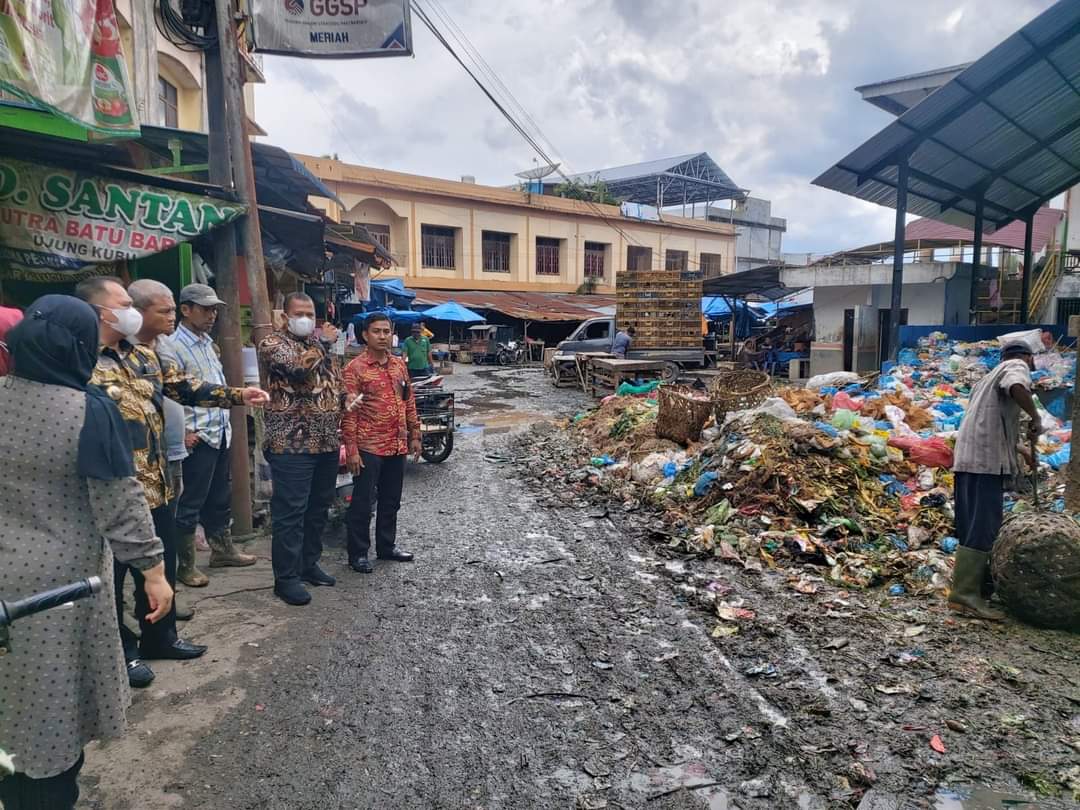 Bupati Labuhanbatu H Erik Adtrada Ritonga saat melihat sampah menggunung di Pasar Gelugur Rantauprapat.