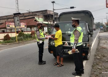 Polsek Air Batu Asahan Bagi Masker pada Warga