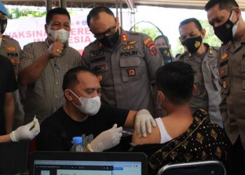 Bupati Labuhanbatu H Erik Adtrada Ritonga saat menyuntikan vaksin kepada warga.