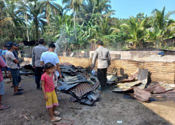 Rumah Semi Permanen di Labura Dilalap si Jago Merah