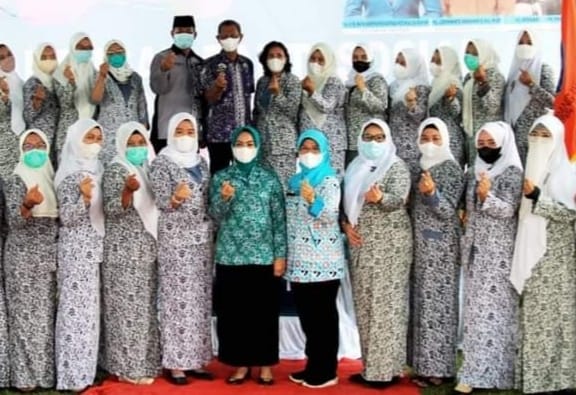 Kepala Dinas P2KB Labuhanbatu (tengah) saat berfoto bersama seusai acara.