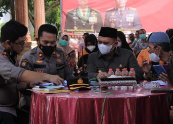 Bupati Labuhanbatu H Erik Adtrada Ritonga saat bersama Wakapolres Labuhanbatu Hermansyah.