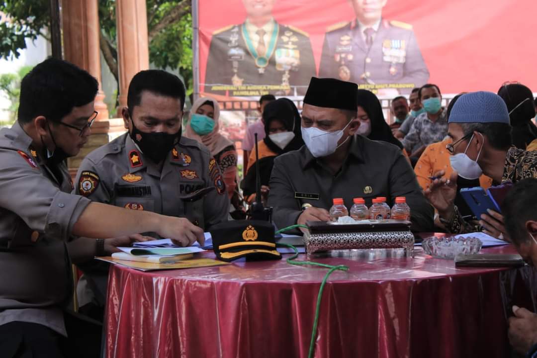 Bupati Labuhanbatu H Erik Adtrada Ritonga saat bersama Wakapolres Labuhanbatu Hermansyah.