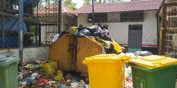 Tumpukan Sampah di RSUD Rantauprapat Resahkan Pasien