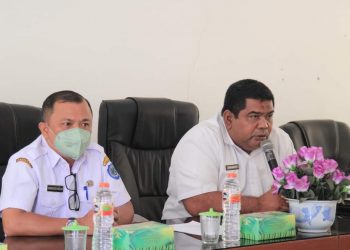 Kabag Organisasi Setdakab Labuhanbatu Hamamuddin (kiri) dan Assisten lll Zaid Harahap (kanan).