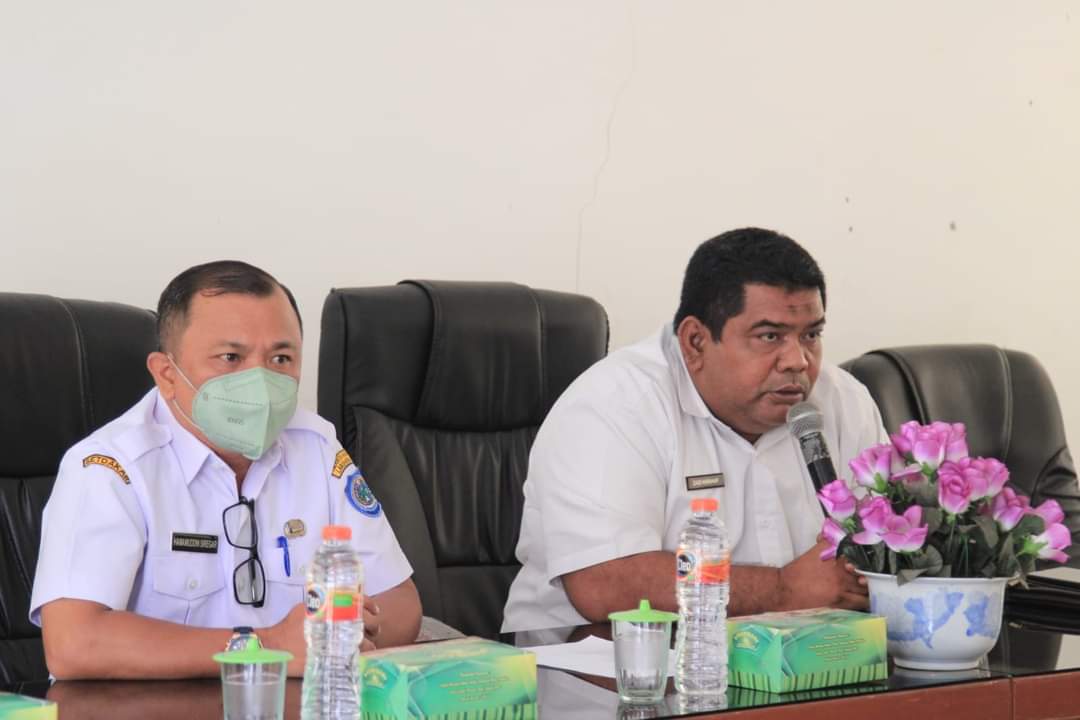Kabag Organisasi Setdakab Labuhanbatu Hamamuddin (kiri) dan Assisten lll Zaid Harahap (kanan).