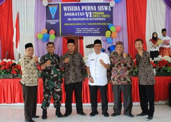 Plt Kadis Pendidikan Asrol Azis Lubis (baju putih) saat berfoto bersama.