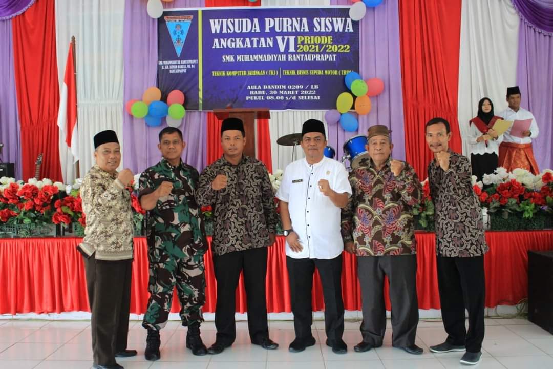 Plt Kadis Pendidikan Asrol Azis Lubis (baju putih) saat berfoto bersama.