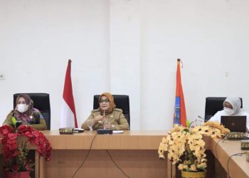 Wabup Labuhanbatu Hj Ellya Rosa Siregar (tengah) saat memberikan bimbingannya.