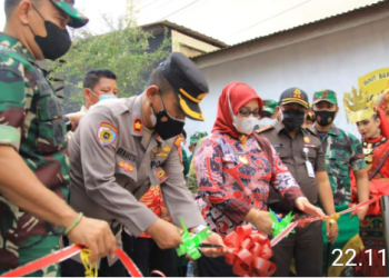 Wakil Bupati Labuhanbatu Hj Ellya Rosa Siregar bersama Dandim 0209/LB saat meresmikan Kampung Pancasila.