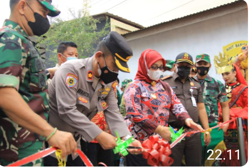Wakil Bupati Labuhanbatu Hj Ellya Rosa Siregar bersama Dandim 0209/LB saat meresmikan Kampung Pancasila.
