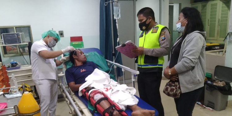Biston Panjaitan mendapat perawatan medis di rumah sakit.
