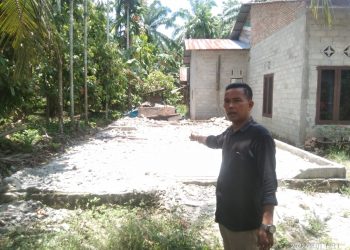 M Ali menunjukkan lapak tanah yang yang suratnya ganda