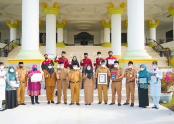 Plt Wali Kota Tanjungbalai Serahkan Penghargaan pada OPD Berprestasi, dan Atlet serta pengurus PKK  