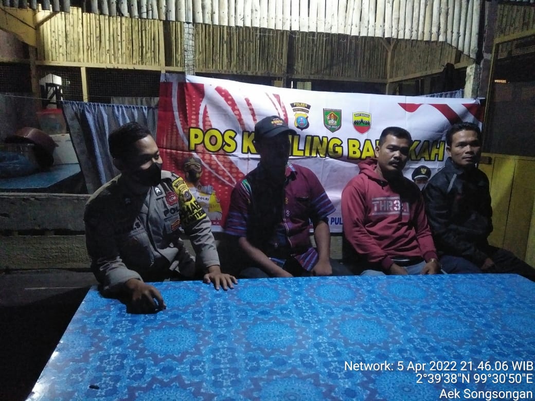 Polsek Bandar Pulau Asahan Patroli Dialogis bersama Warga di Pos Kamling Barokah Desa Aek Songsongan