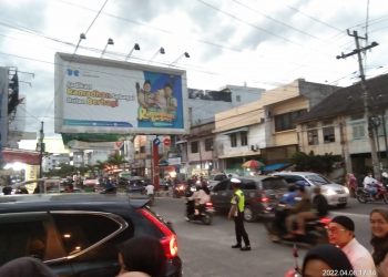 Warga Kisaran “Serbu” Penjual Takjil, Personel Polres Asahan dan Dishub Lakukan Pengaturan Arus Lalulintas