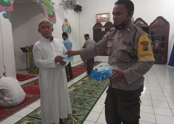 Personel Polsek Bandar Pulau Polres Asahan Bagikan Masker Kepada Jamaah Mesjid Muhajirin
