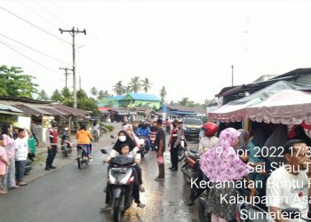 Warga “Banjiri” Lokasi Jualan Takjil, Personel Polsek Parapat Janji Asahan Atur Arus Lalulintas