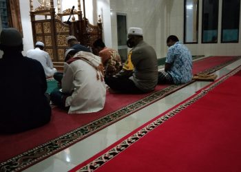 Personel Polsek Air Joman Asahan Gasuling Damas di Masjid Nurul Muqim