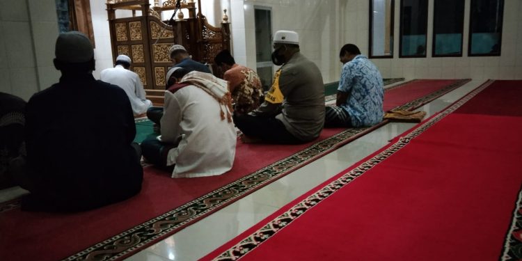 Personel Polsek Air Joman Asahan Gasuling Damas di Masjid Nurul Muqim