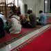 Personel Polsek Air Joman Asahan Gasuling Damas di Masjid Nurul Muqim