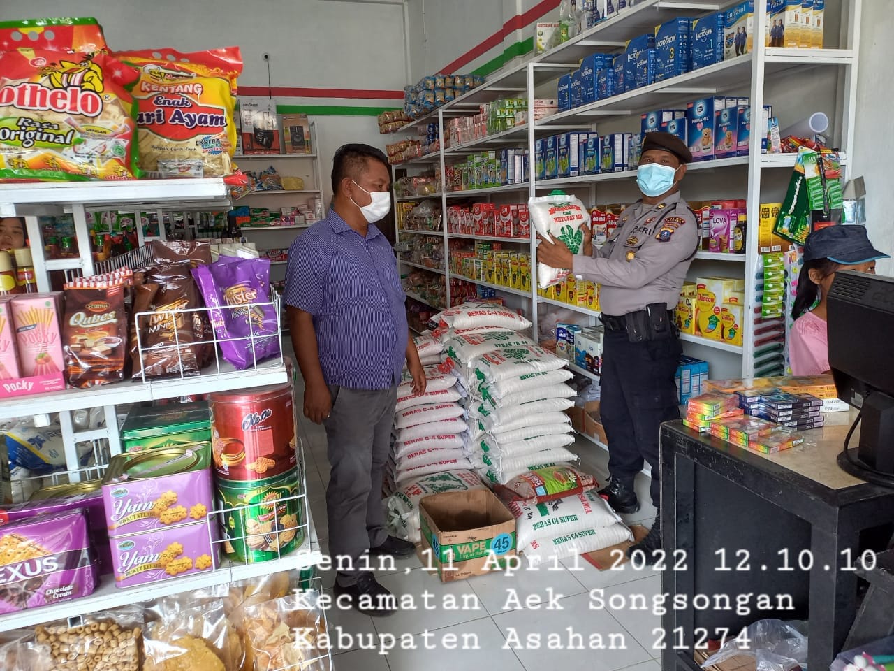 Personel Polsek Bandar Pulau Asahan Pantau Harga Sembako