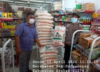 Personel Polsek Bandar Pulau  Asahan Pantau Harga Sembako 