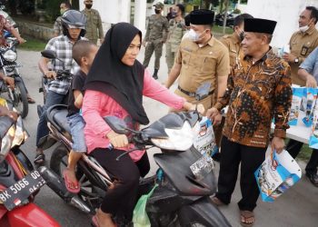 Waris Thalib Bagikan 500 Paket Takjil Kepada Pengguna Jalan di Tanjungbalai