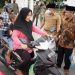 Waris Thalib Bagikan 500 Paket Takjil Kepada Pengguna Jalan di Tanjungbalai