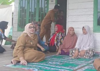 Wabup Labuhanbatu Hj Ellya Rosa Siregar saat berkunjung ke rumah keluarga korban hanyut.