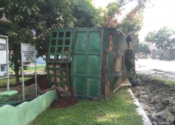 Truk Pengangkut Sawit Terbalik di Depan Koramil Meranti Asahan