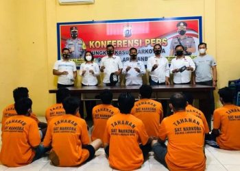 Para tersangka saat berada di Mapolres Labuhanbatu.