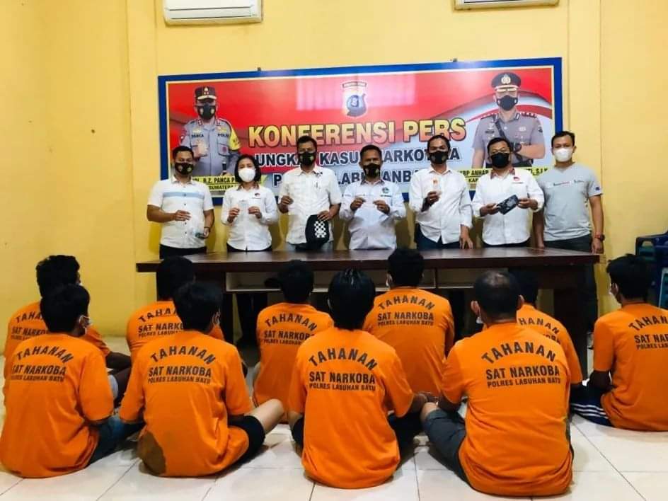 Para tersangka saat berada di Mapolres Labuhanbatu.