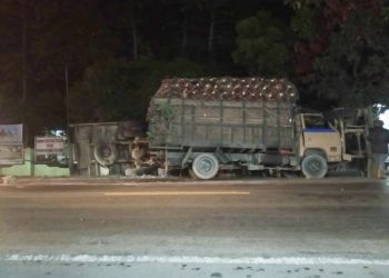 Lagi, Truk Pengangkut Sawit Terbalik di Depan Koramil Meranti