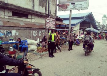 Personel Polsek Air Joman Polres Asahan Gatur Arus Lintas Pajak Kebun Sayur