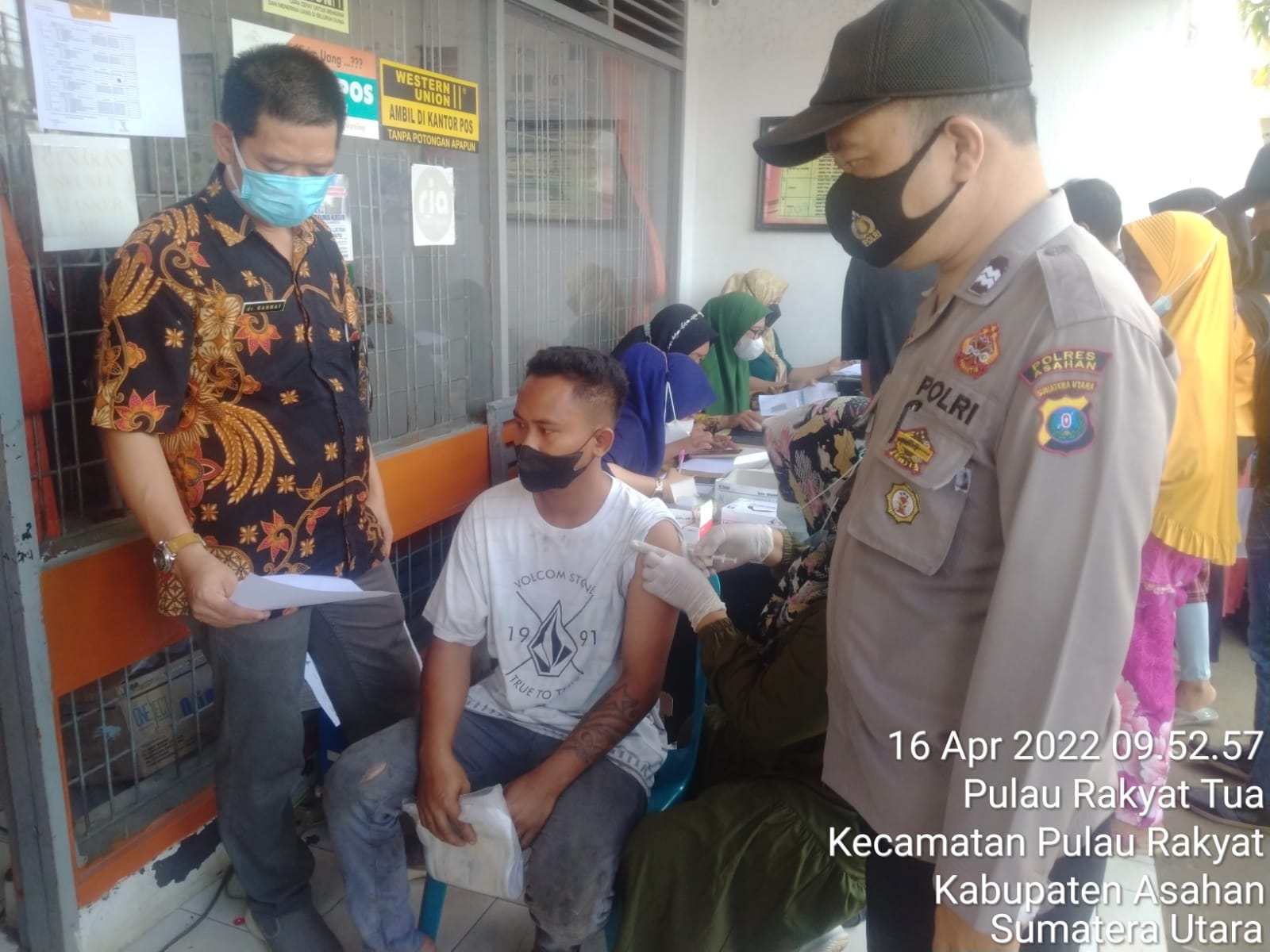 Personel Polsek Pulau Raja Asahan Amankan Penyaluran Dana BPNT di Kantor Pos