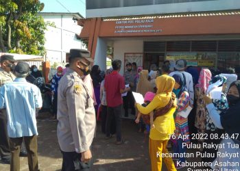 Personel Polsek Pulau Raja Asahan Amankan Penyaluran Dana BPNT di Kantor Pos 