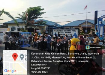 Satlantas Polres Asahan Bersama Polisi Cilik Bagikan Takjil kepada Pengguna Jalan