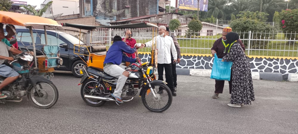 SEMMI Asahan dan Sarekat Islam Berbagi Takjil pada Masyarakat