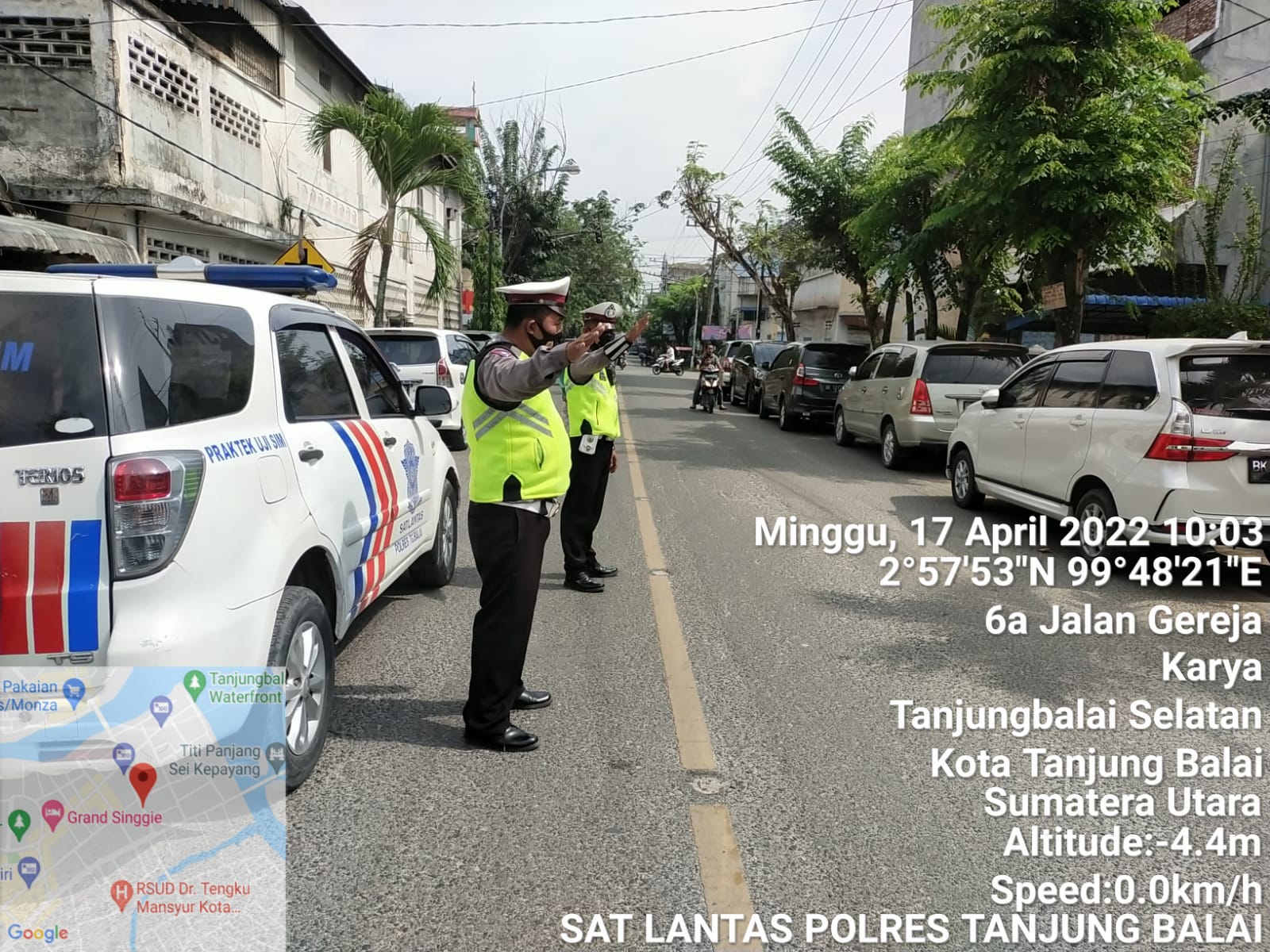 Saat Hari Raya Paskah, Satlantas Polres Tanjungbalai Gatur Lantas, Bagikan Masker dan Sosialisasikan Vaksin Kepada Jemaat Gereja